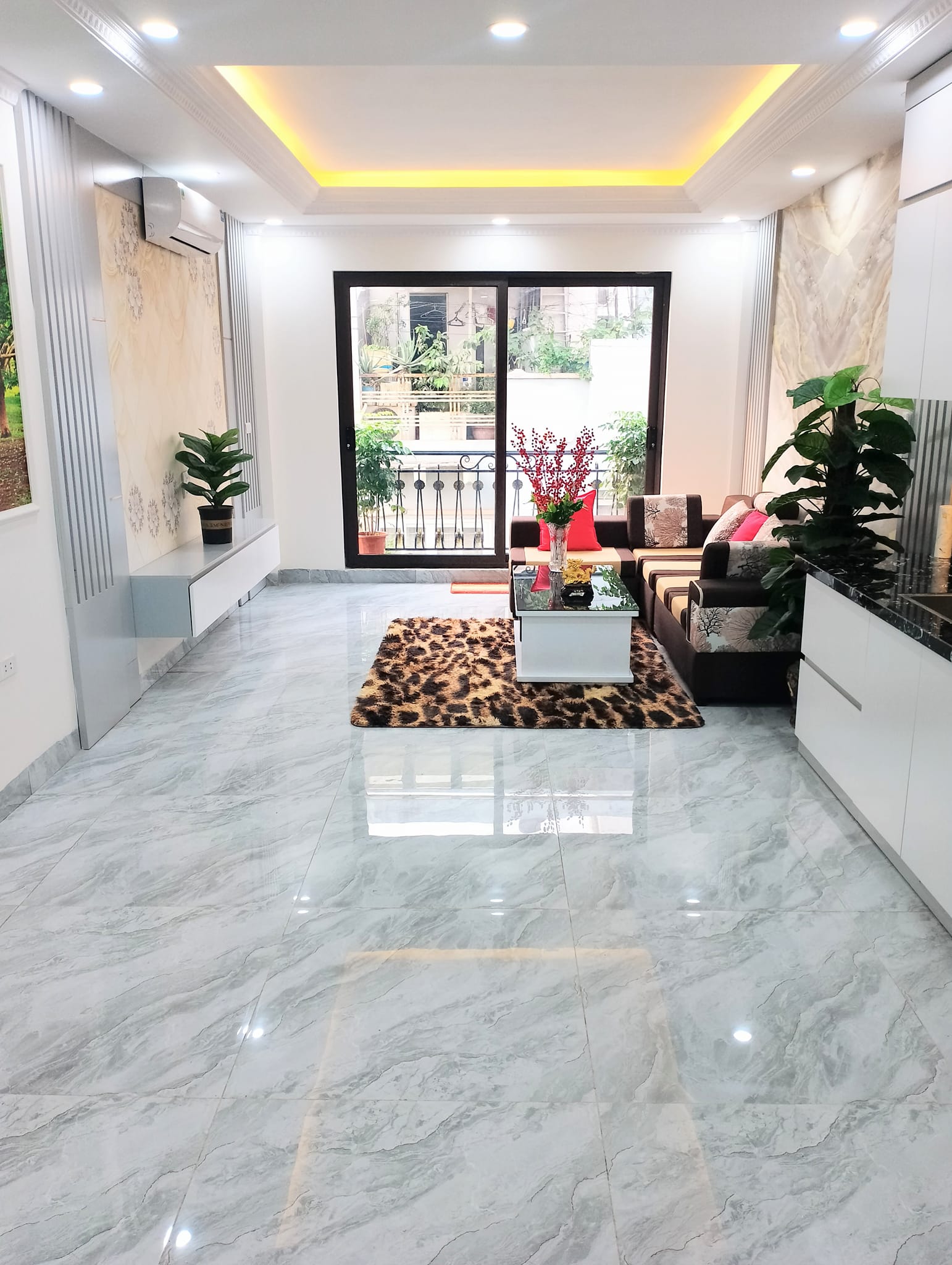 Bán  nhà phố Cù chính Lan ,quận thanh Xuân ,MT 4m,DTSD:41m2 ,nhà đẹp mới koong,ô tô vào nhà