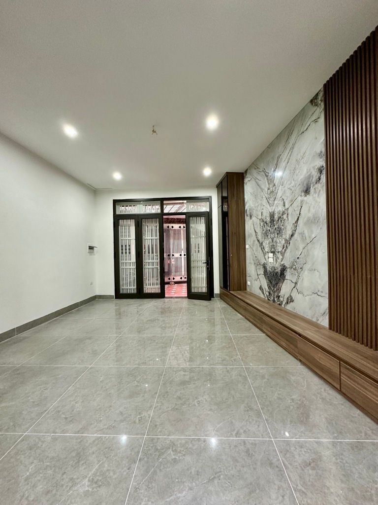 Bán siêu phẩm nhà trần khát chân 5 tầng thang máy long lanh lô góc sát phố HBT