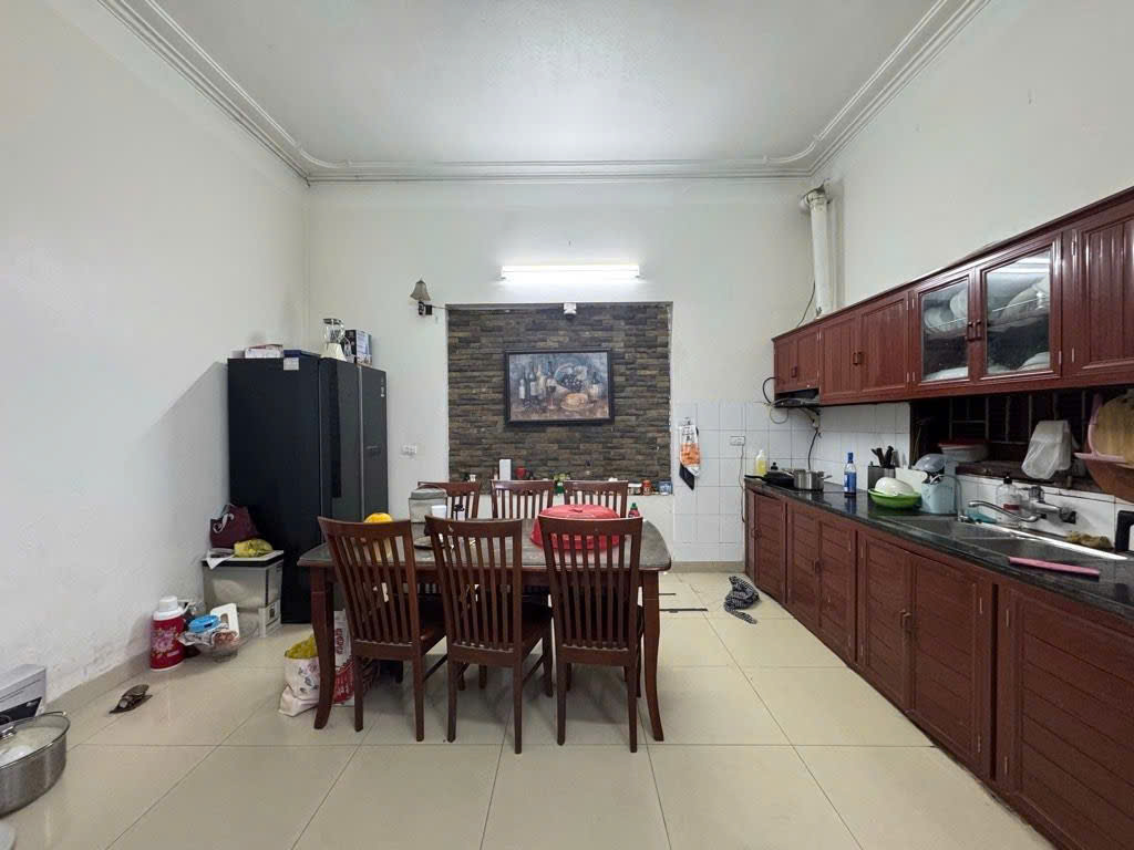 Bán nhà thạch bàn 4 tầng dân xây lô góc ô tô tránh vào nhà long biên