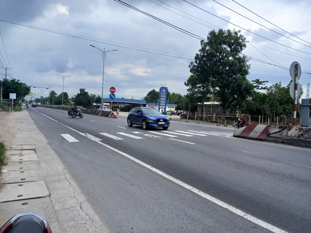 Ngay sát QL1A. Cách Cầu Rượu Tiền Giang 300m. Bán rẻ 3 lô đất THỔ CƯ liền kề Hơn