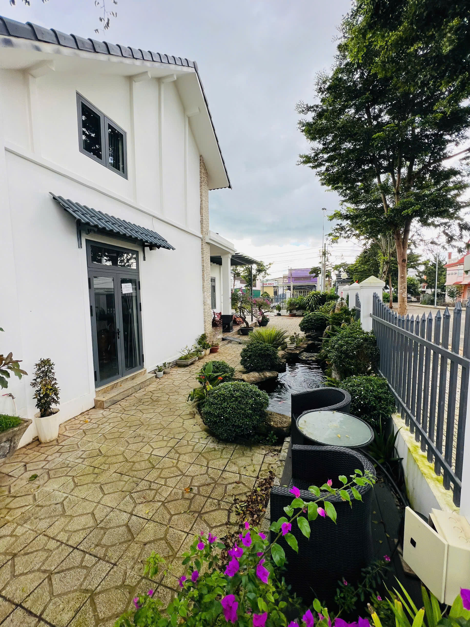 Biệt  thự trệt 3 mặt đường lớn, trung tâm sầm uất đức trọng, lâm đồng