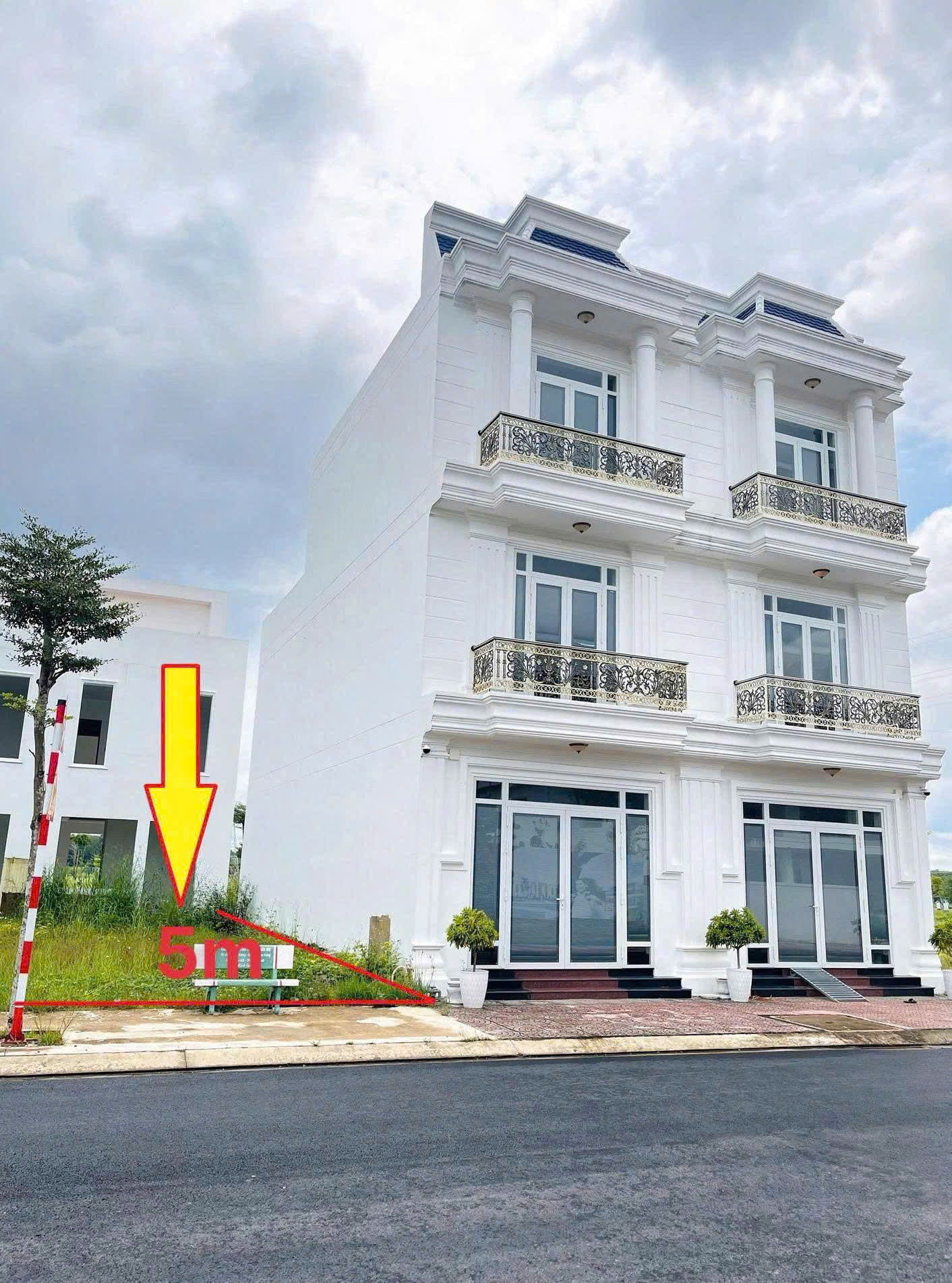 Chủ bán gấp lô đất thổ cư, mặt tiền đường 24m, kế bên khu nhà máy Lego, sổ sẵn