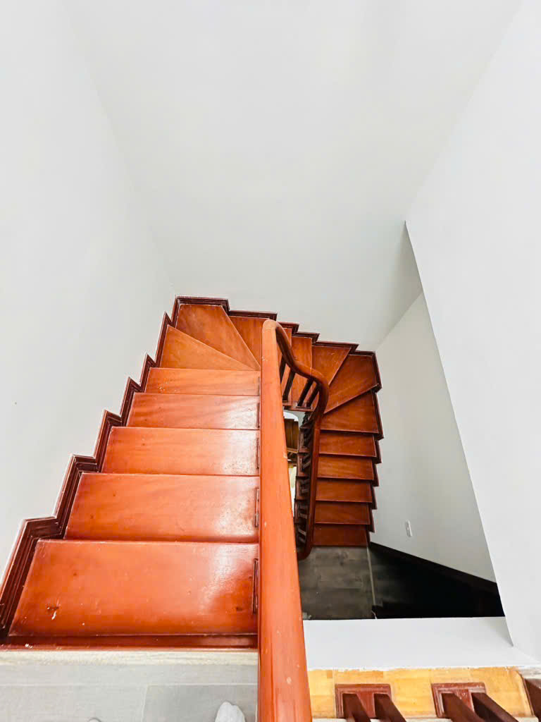 NHÀ ĐẸP NGUYỄN HOÀNG TÔN – 31M² x 4 TẦNG – GẦN PHỐ, OTO LÙI TỚI CỬA – GIÁ CHỈ 8