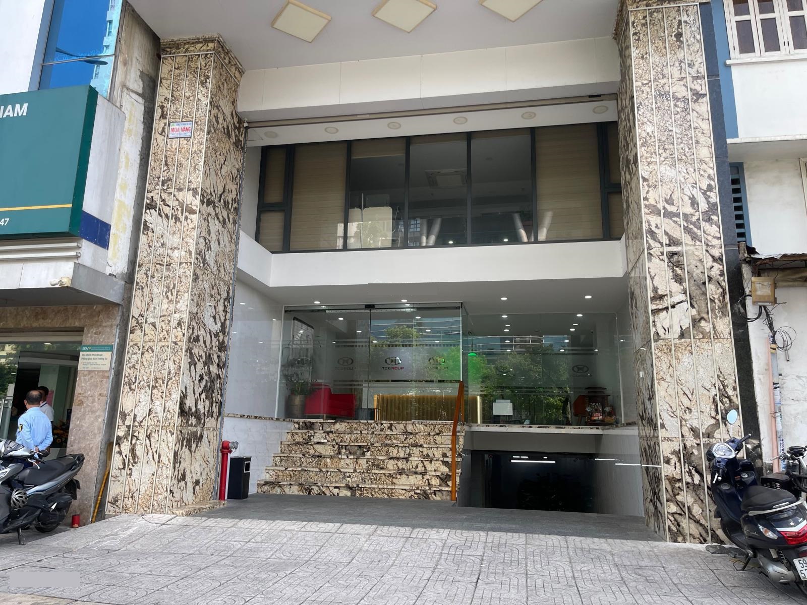 Rẻ nhất góc 2 MT ốp kính Phạm Ngọc Thạch, P. 6, quận 3 (5x16m) 5 lầu. HĐT 150tr/