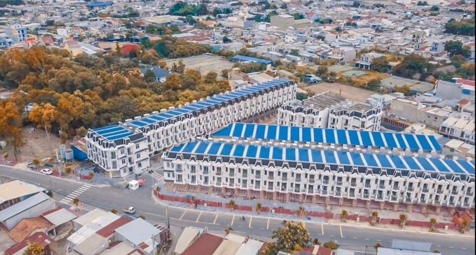 Nhà mới sang xịn mịn Royal Town - nhà phố 1 trệt 2 lầu, xem kiểm chứng ngay
