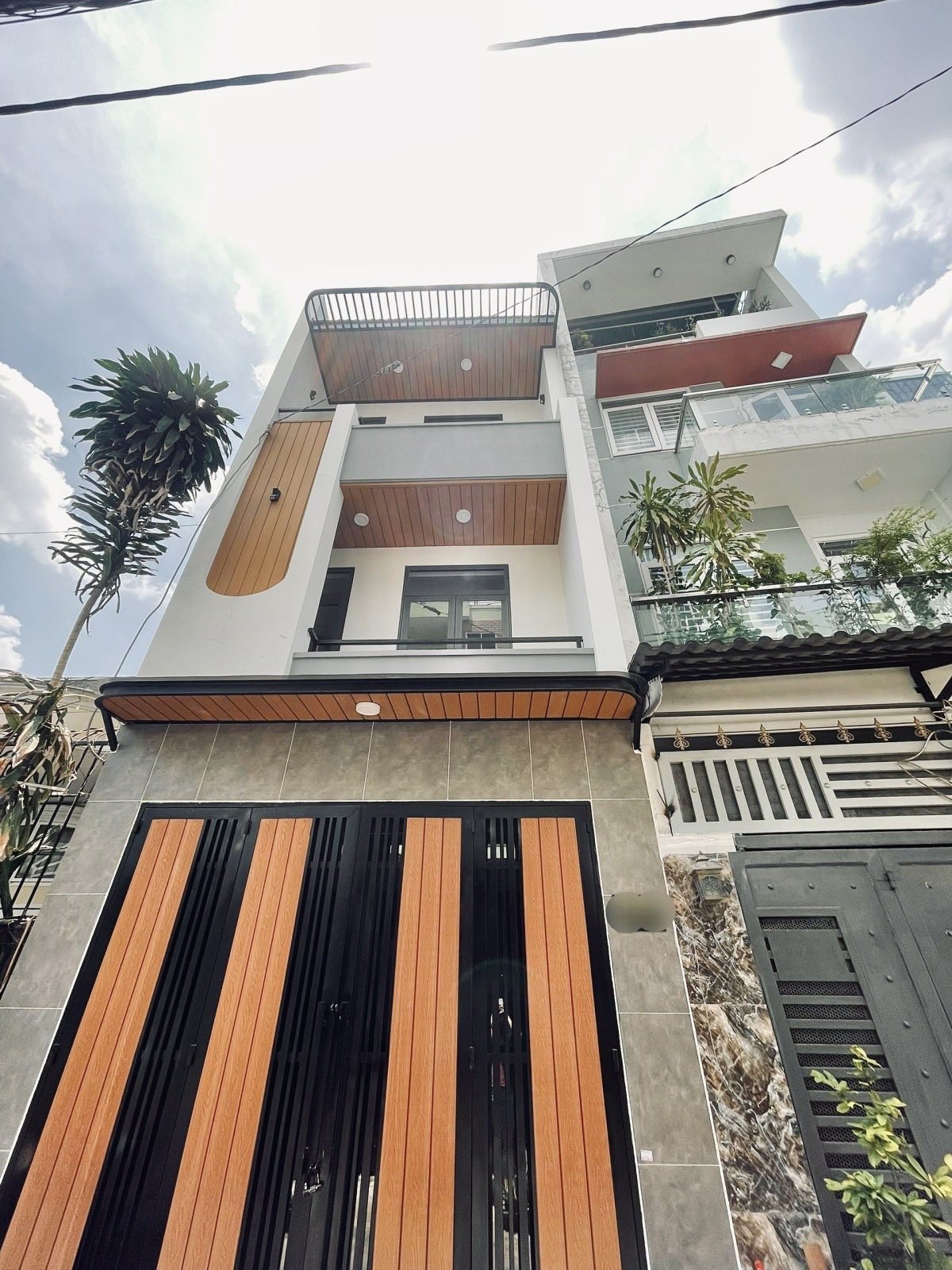 NHÀ PHỐ 2 TẦNG – ĐẸP MÊ LY – 105m2 - GIÁ SIÊU HỜI 2 TỶ 5 – LONG AN