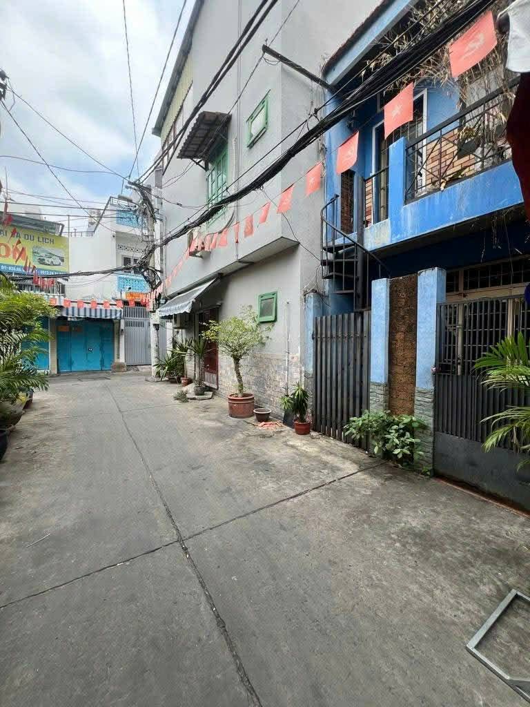 HOT HOT   NHÀ VƯỜN LÀI QUẬN 12
+ Dt : 4.6m x 37m 172m2
+ Kc : 2 tầng 4 Pn