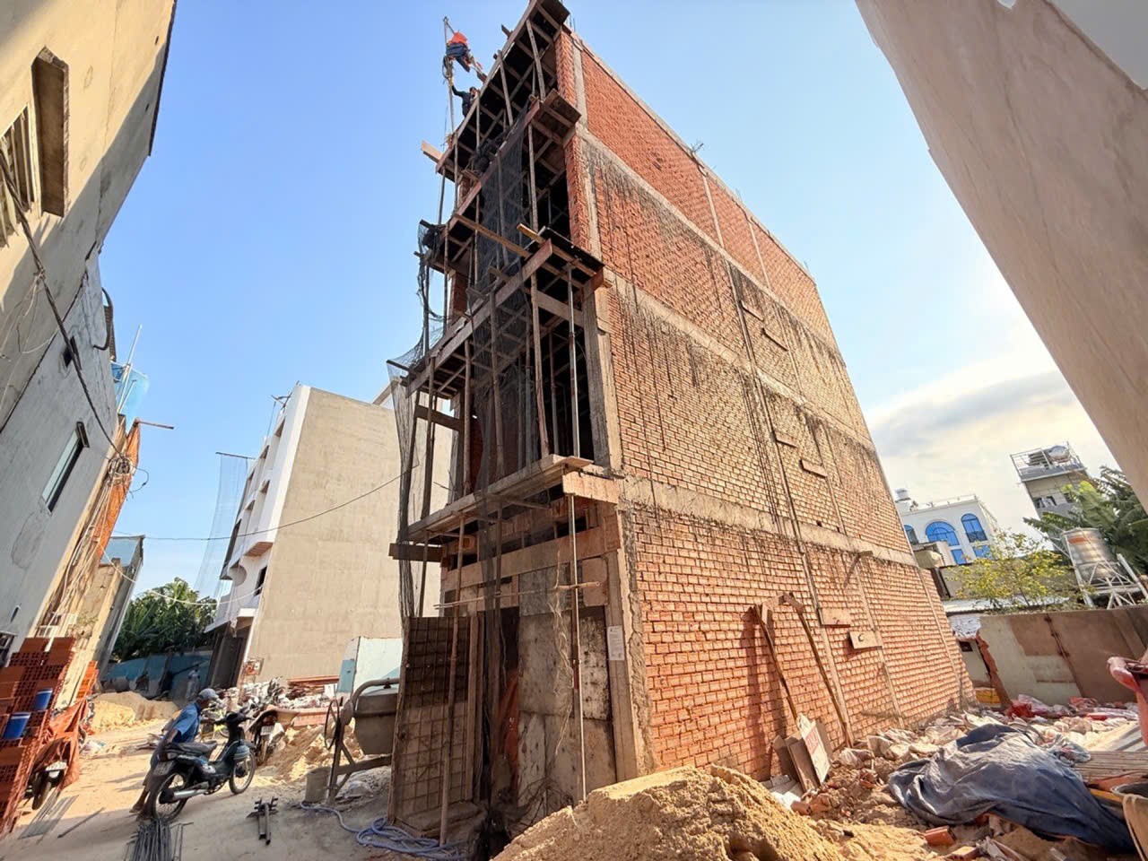 NHÀ ĐẸP- GIÁ TỐT BÁN NHANH NHÀ XÂY MỚI 100% Ô TÔ NGỦ TRONG NHÀ - KHU PHÂN LÔ