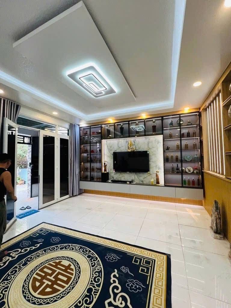 Nhà hẻm xe hơi- 5,6m nở hậu 7m x17m• 2 tầng 6pn