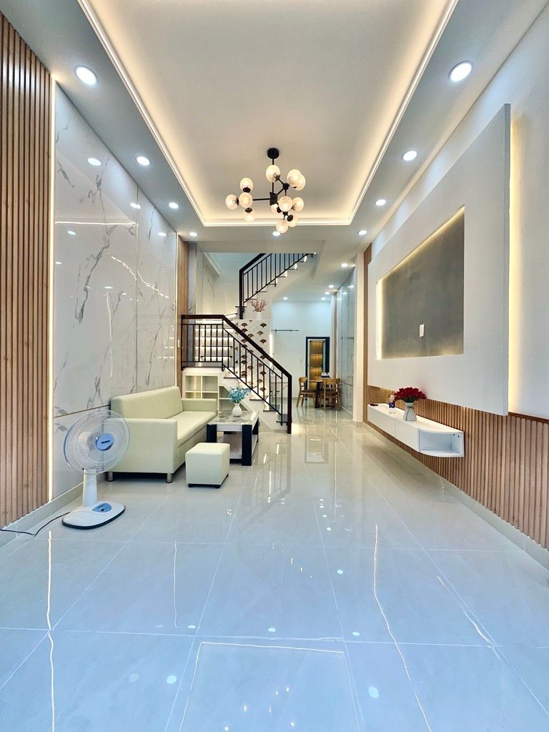 NHÀ ĐẸP FULL NỘI THẤT SÁT VÁCH SÂN BAY - 37M2 KHÔNG QH, LG - NỞ HẬU - HẺM Ô TÔ