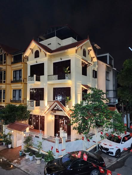 Chủ giảm 10 tỷ, Biệt thự Mỹ Đình 200m2 giá chỉ 38 tỷ- đường trước nhà 25m2-