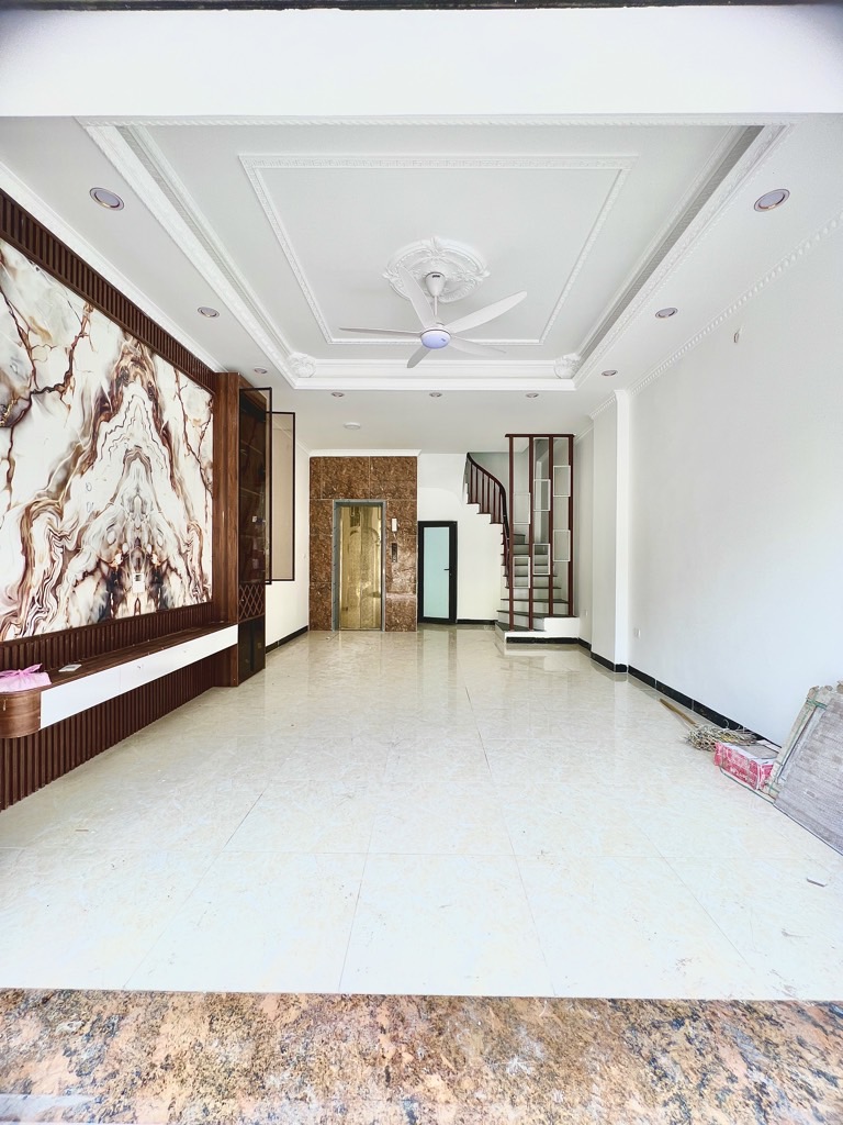 Bán nhà khuyến lương 6 tầng thang máy long lanh lô góc ô tô tránh vào nhà kd HM