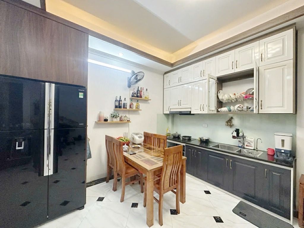 Bán nhà thanh lân 5 tầng long lanh dân xây ở ngay gần phố hoàng mai