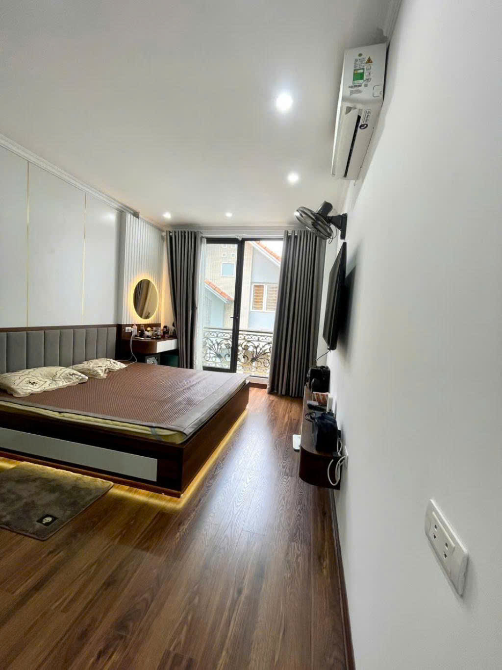 Cực hiếm! Nhà phân lô 7 tầng mới xây tại Lạc Long Quân – Oto vào nhà