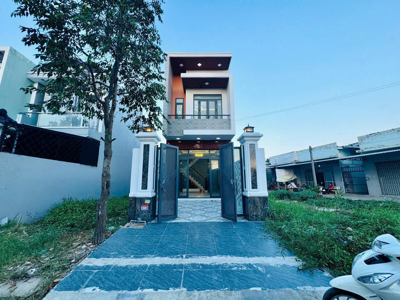 Nhà phố 1 trệt – 2 lầu, nội thất hoàn thiện