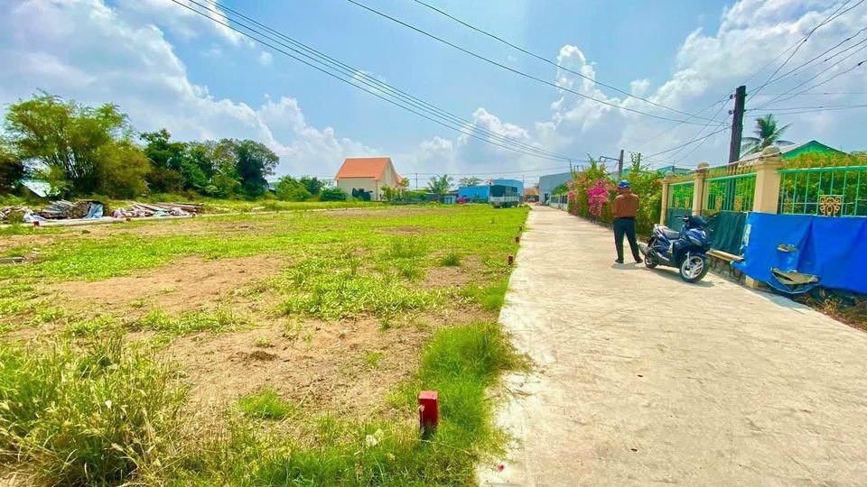 Gần KCN lớn - tiện ích xung quanh đầy đủ dân cư đông đúc