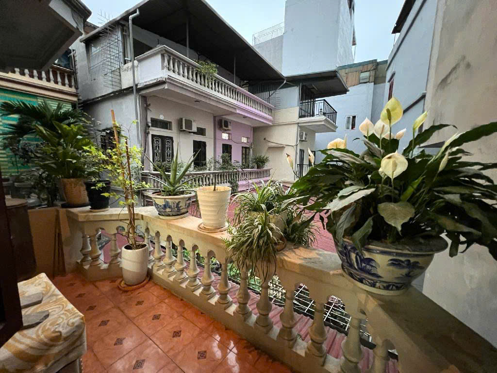 Hiếm! Nhà Lạc Long Quân gần Hồ Tây, ngõ nông, vị trí cực đẹp, chỉ 10 tỉ