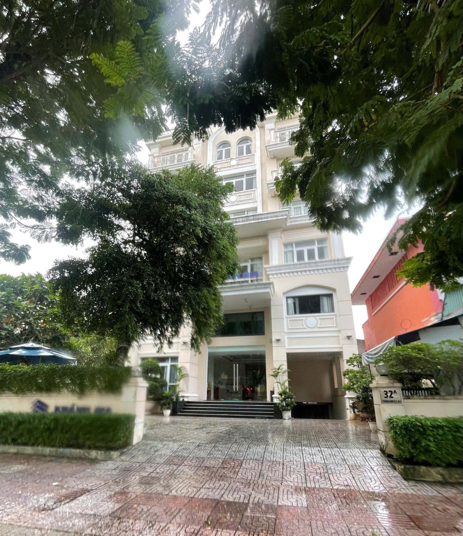 Bán gấp nhà Mặt Phố dòng tiền - hơn 400m2 sàn - Trục đường xương sống Q10. 35 tỷ
