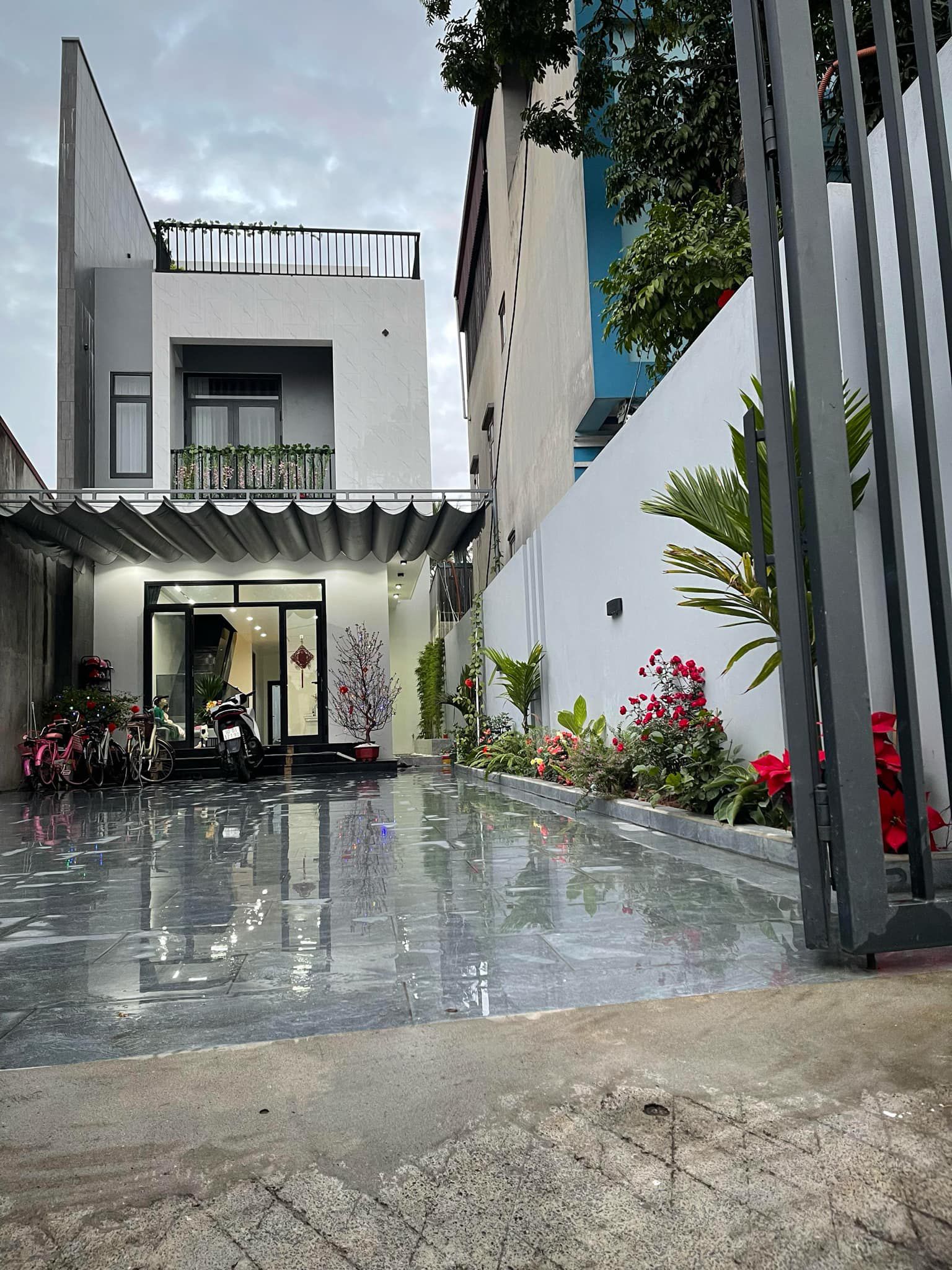 BÁN NHÀ PHỐ 100M², SHR, HOÀN CÔNG, NỘI THẤT CAO CẤP, GIÁ 1.9 TỶ.