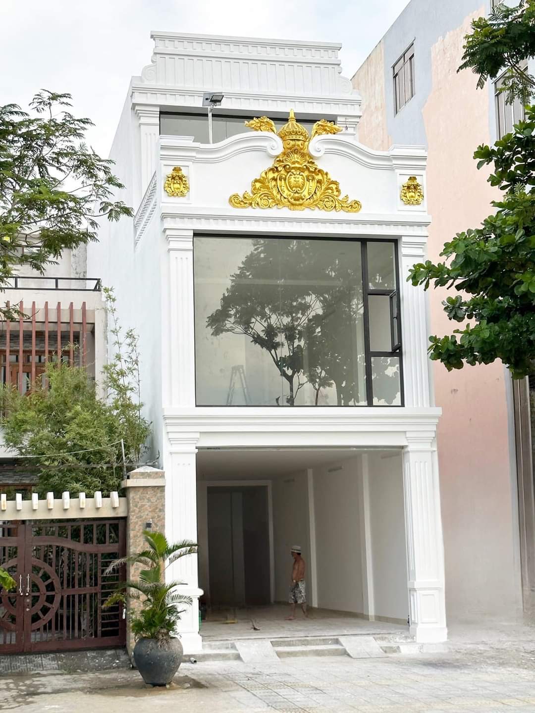 Cho thuê nhà nguyên căn 3 tầng mới cổ điển và hiện đại tại mt nguyễn tất thành