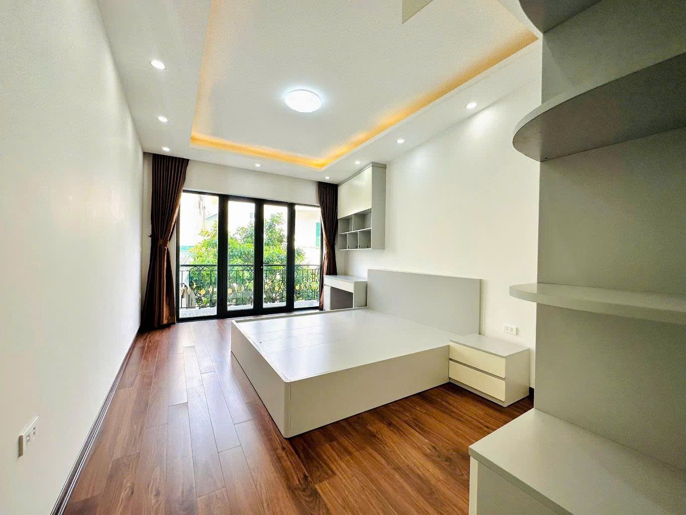 Bán nhà minh khai 5 tầng longlanh dân xây ô chờ thang máy ngõ thông hai bà trưng
