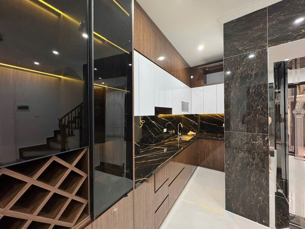 Giá chỉ nhỉnh 11 tỷ – lô góc Hồ Tây, 6 tầng thang máy, nội thất xịn xò