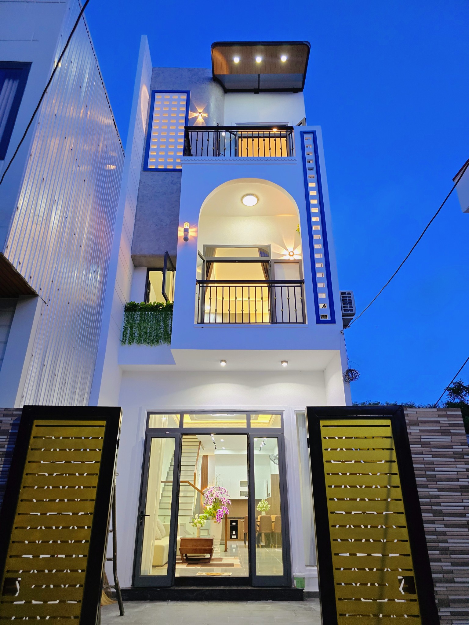 BÁN NHÀ PHỐ 100M², SHR, HOÀN CÔNG, NỘI THẤT CAO CẤP, GIÁ 2.1 TỶ.