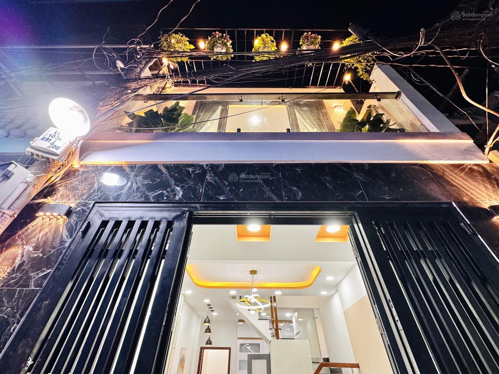 Bán nhà mặt tiền cách đường Trần Hưng Đạo 500m, Quận 1, nở hậu 8m, thu nhập 70tr