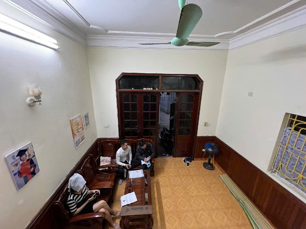 Nhà đẹp Lạc Long Quân – 10m ra phố, có sân chung rộng, pháp lý chuẩn