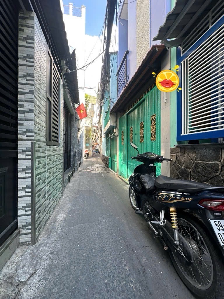 Bán nhà Đoàn Văn Bơ, 24m2; 3 tầng; 2PN; 5 phút đến Quận 1; sổ hồng