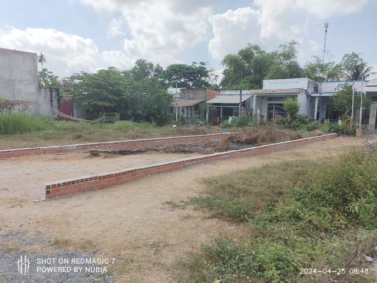 Bán gấp nền thổ 136m2, 2 mặt tiền, SHR, KV dân cư đông, đường xe hơi,