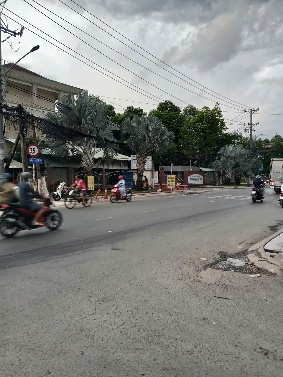 Nhà Phường 6 ngay Cầu Rạch Miễu Bao giá rẻ nhứt TP Mỹ Tho. Có chỗ đậu xe 7 chỗ.