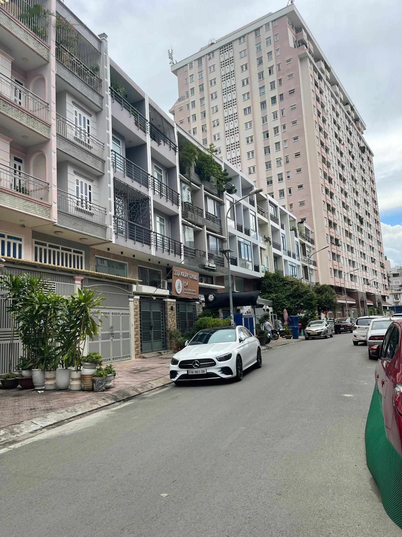 Bán gấp nhà cx Lữ Gia dối diện ĐH Bách Khoa. 4x15m. 5 tầng. 14 tỷ TL