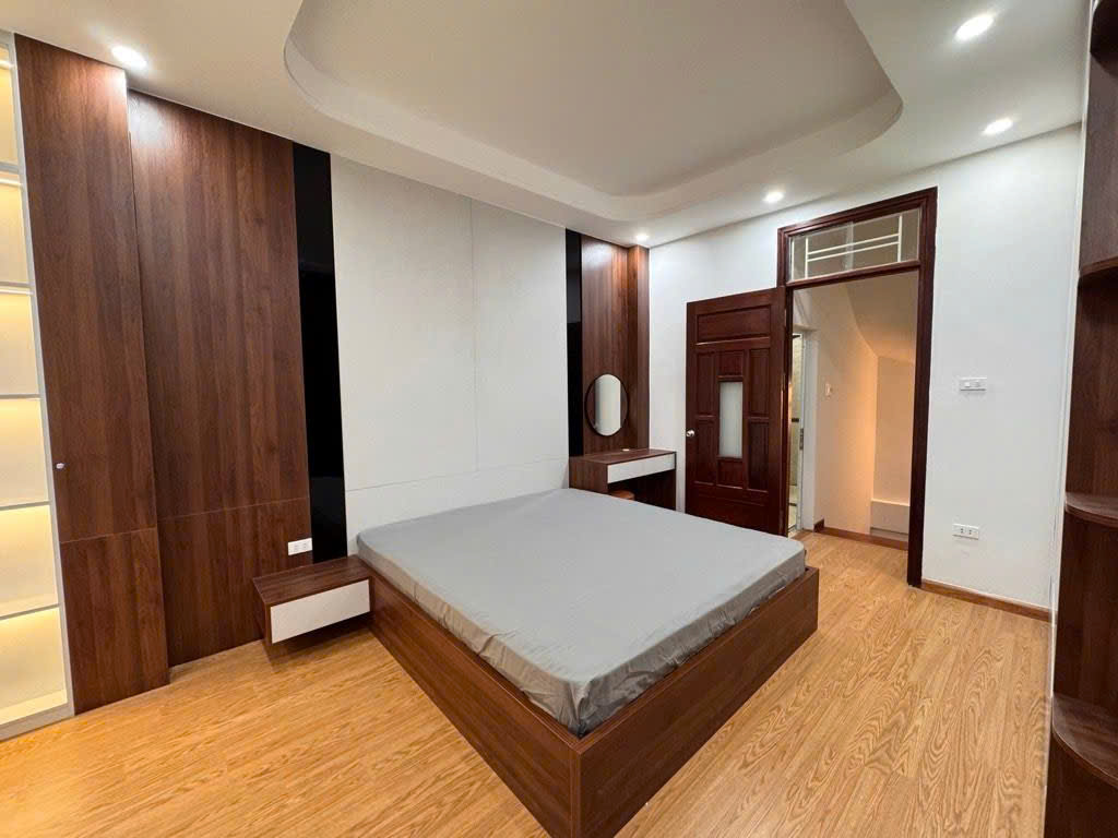 Bán nhà ngõ quỳnh 5 tầng long lanh ô tô đỗ cổng hai bà trưng