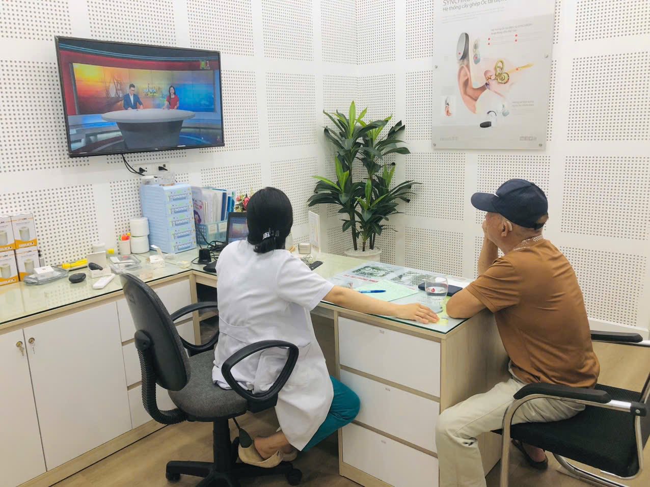 Nghe rõ tivi nhờ máy trợ thính