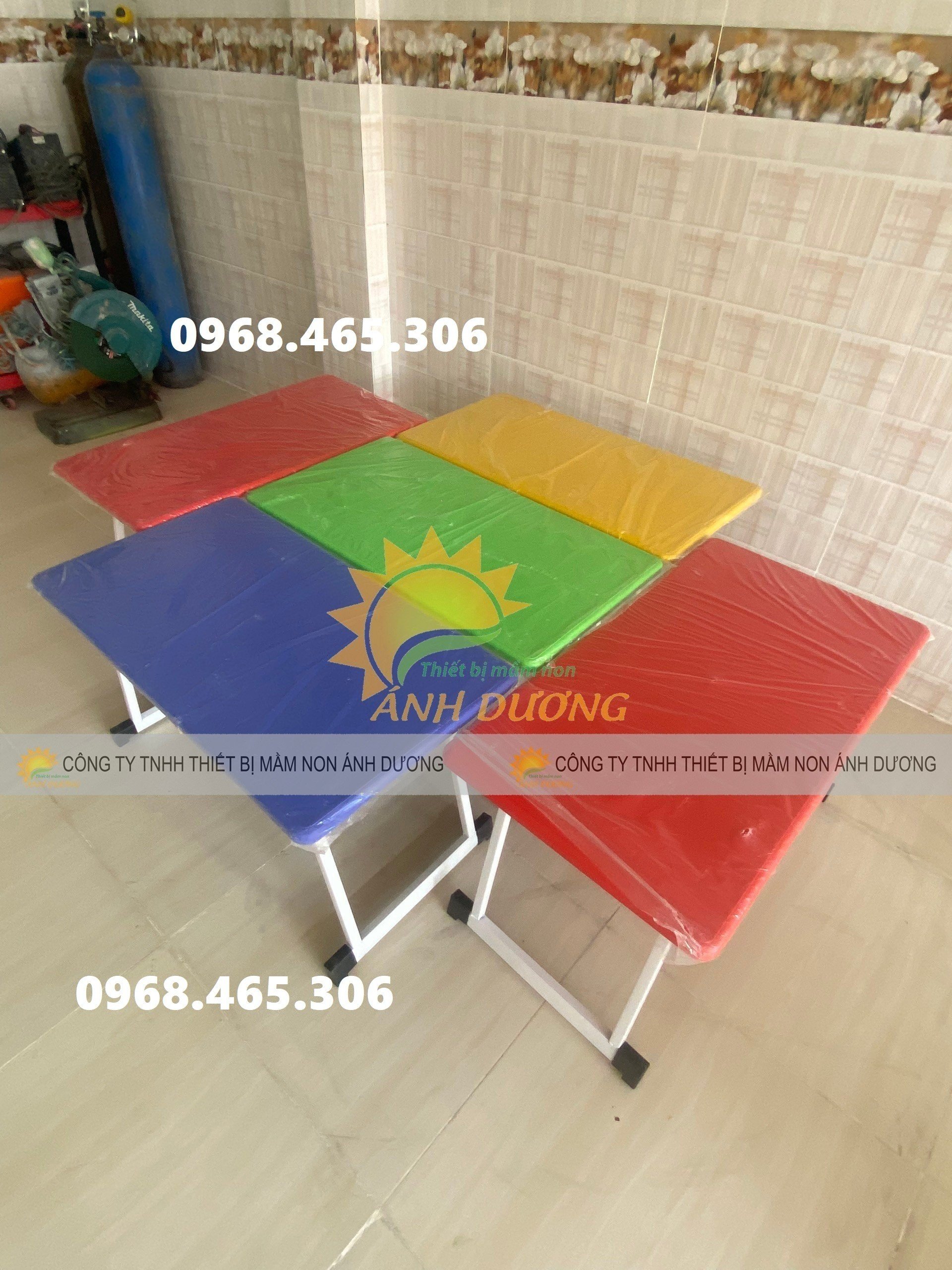 Bàn nhựa mầm non gập chân 4 màu