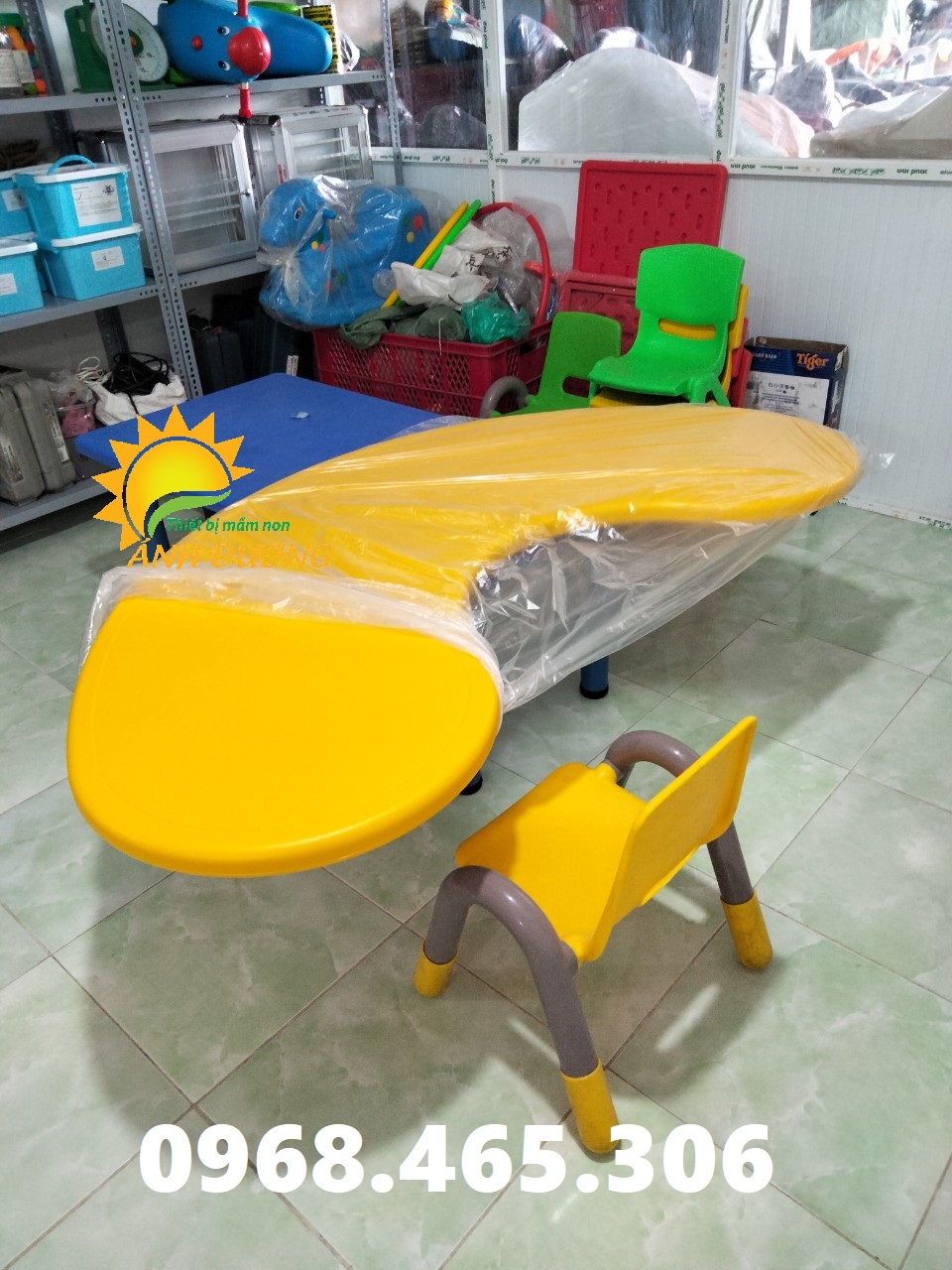 Bàn nhựa mầm non hình vòng cung nhập khẩu 4 màu