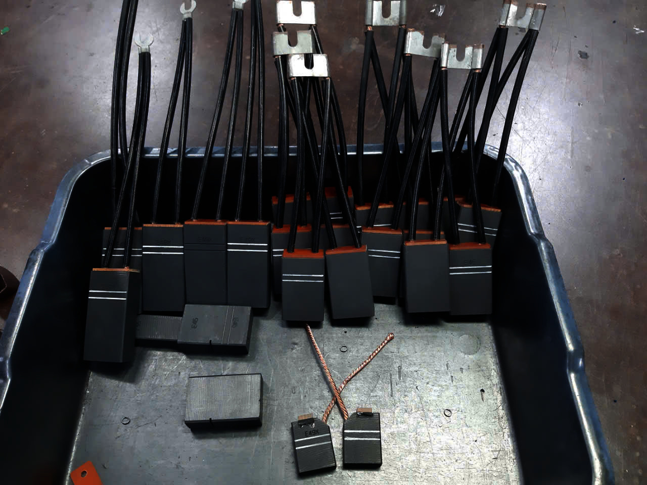 Chổi than, chổi than công nghiệp, chổi than D172, chổi than CM5H