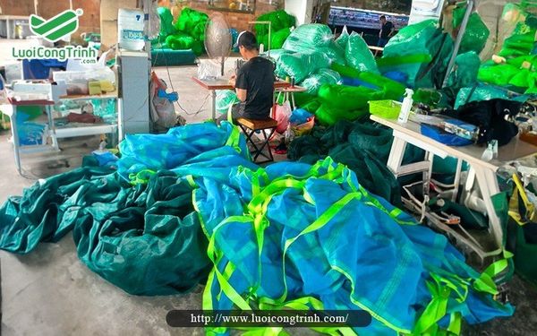 Gia công gấp lưới PVC may viền bấm khuy