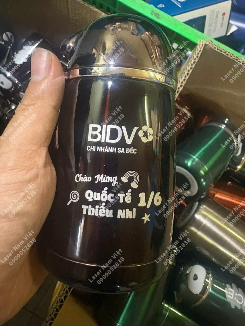 Bình giữ nhiệt khắc laser - món quà 1/6 ý nghĩa cho các bé