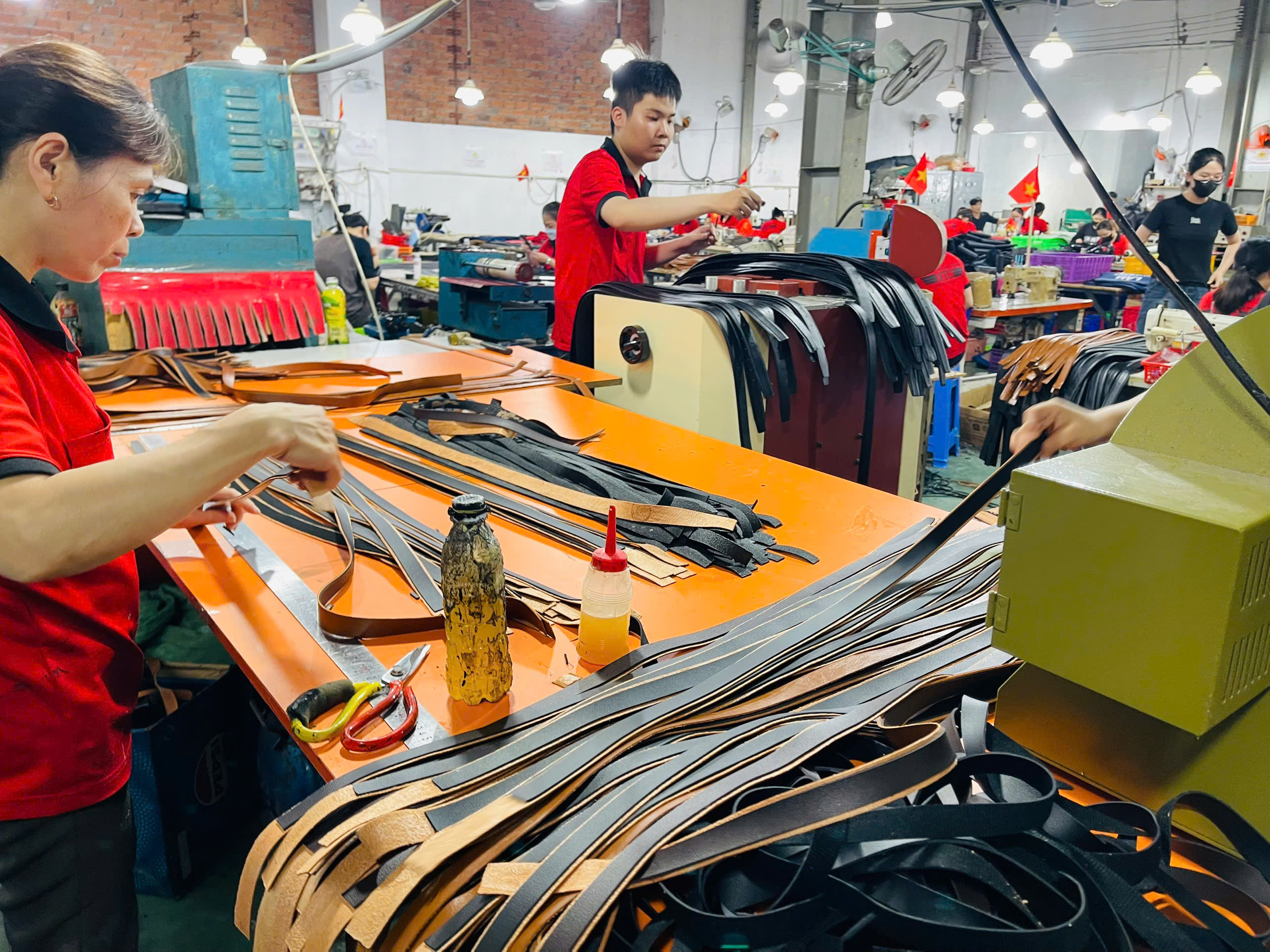 GIA CÔNG PHỤ KIỆN DA -  XƯỞNG ĐỒ DA TPHCM