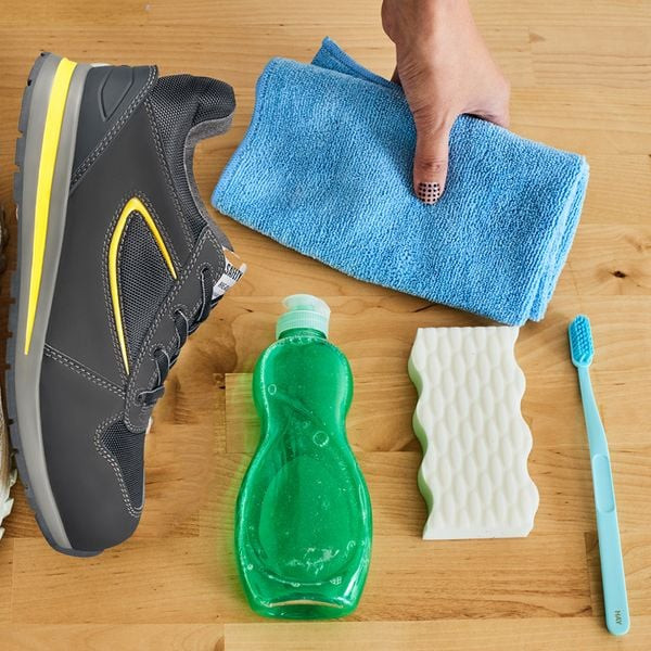 Cách vệ sinh giày bảo hộ lao động