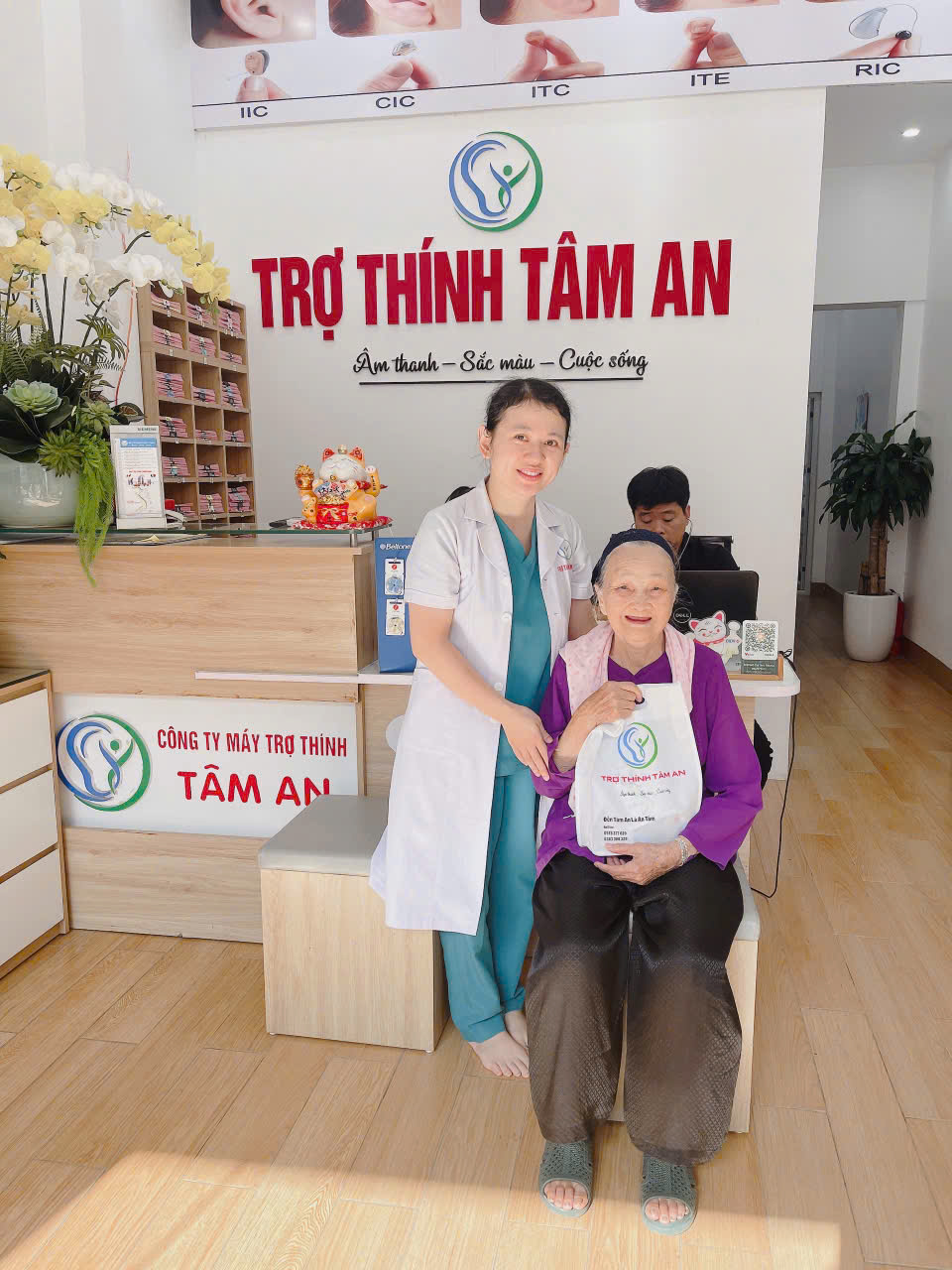 Máy trợ thính - Món quà ý nghĩa