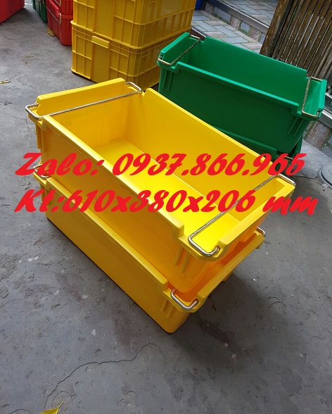 Thùng được làm từ nhựa HDPE hoặc PP nguyên sinh, có độ bền cao, khả năng chịu lự
