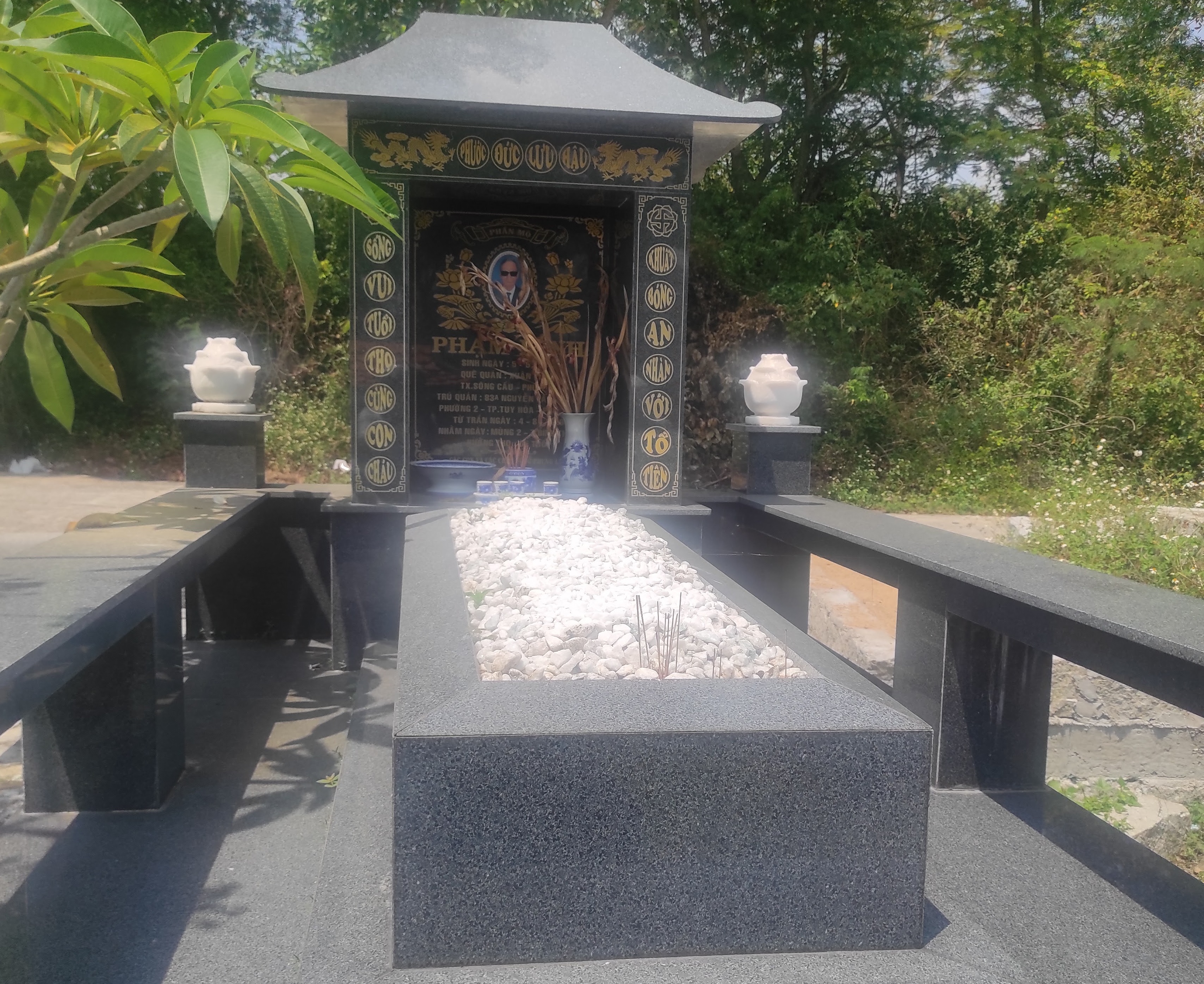 Thi Công Mộ Đá Tại các nghĩa trang Phú YÊN