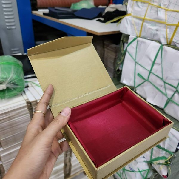 Sản xuất thiết kế các mẫu hộp giấy đựng các sp như quà tặng........
