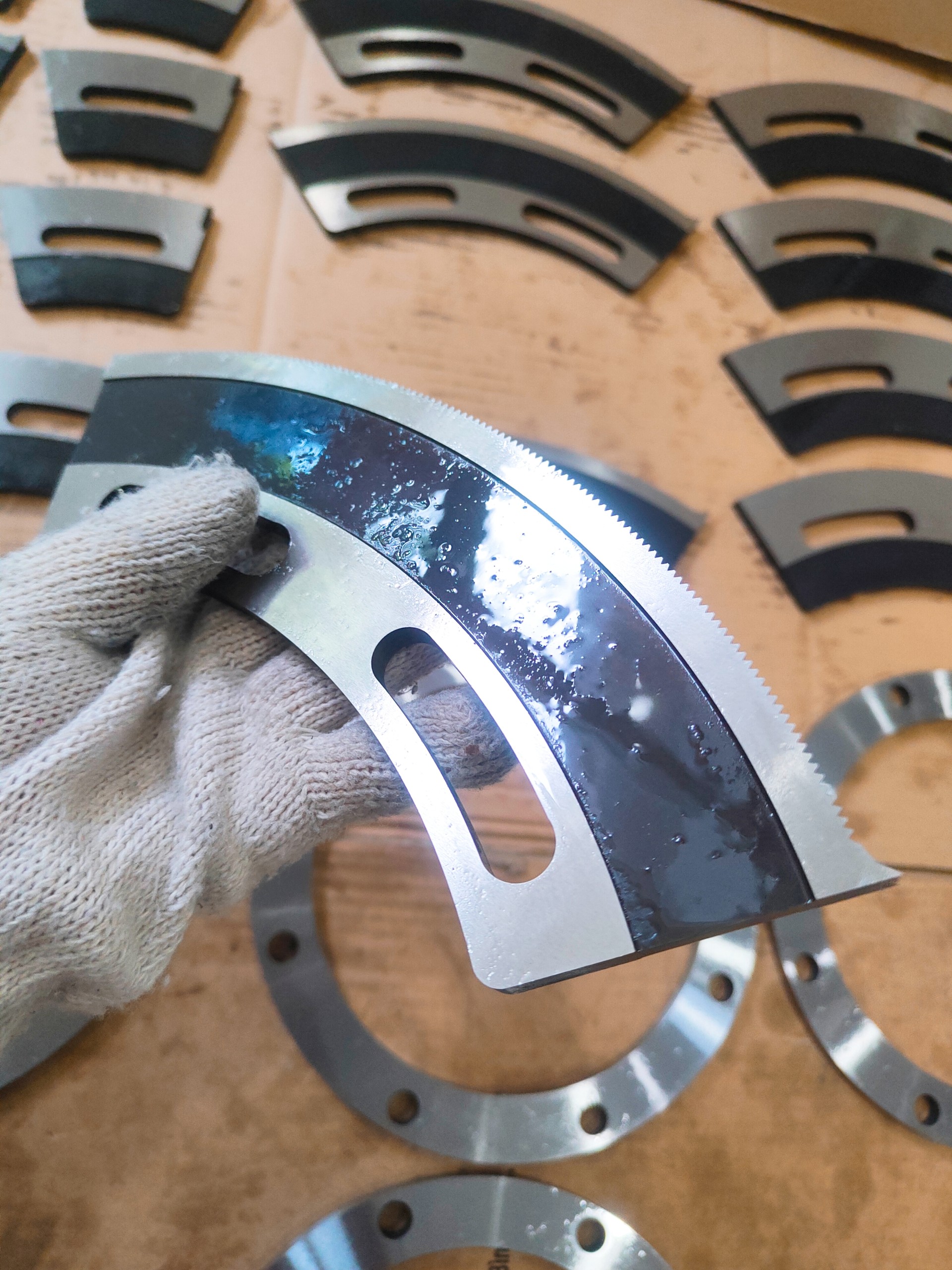 Sản xuất dao bổ chạp thùng carton