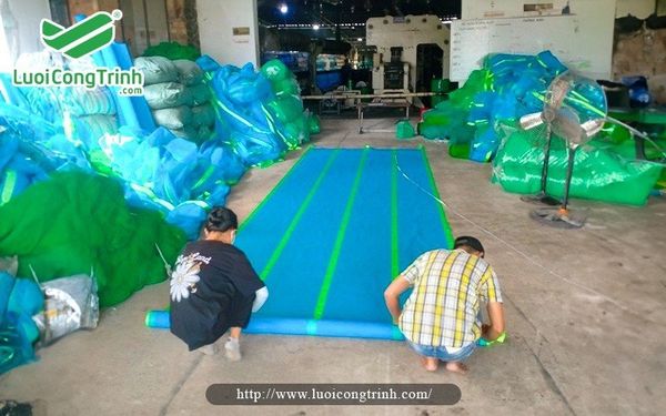 Gia công may viền bẹ phản quang và bấm khuy lưới PVC theo yêu cầu