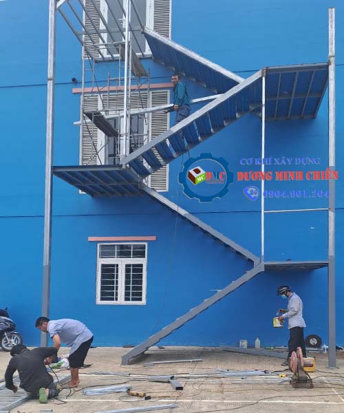 lam-cau-thang-sat-tai-bien-hoa-dong-nai