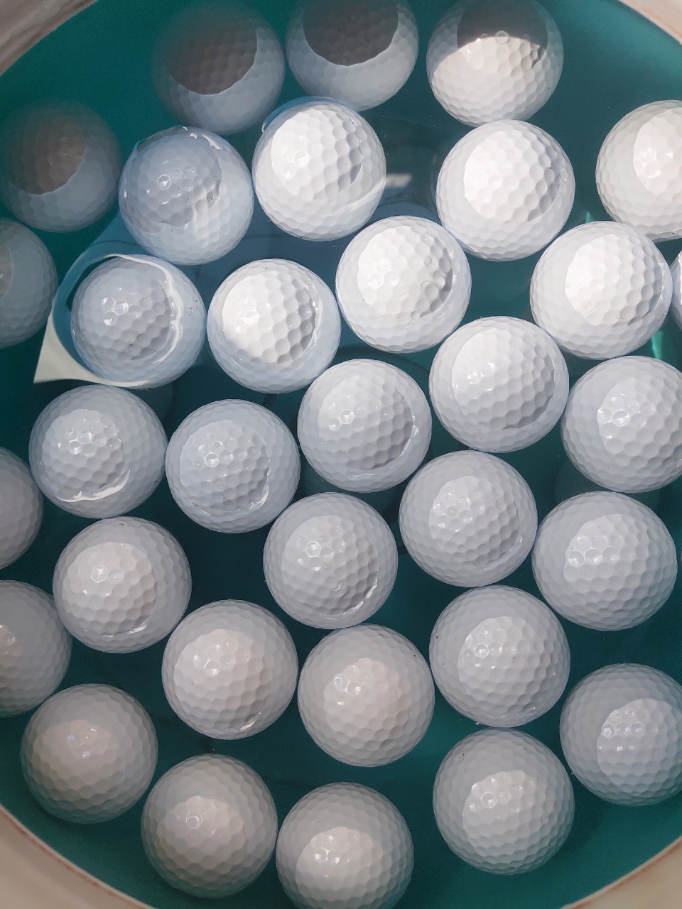 Bóng (banh) golf nổi đánh ra hồ